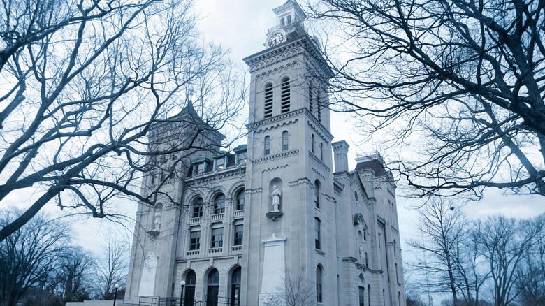 The Knox County courthouse in Vincennes, Indiana, during a gloomy day.