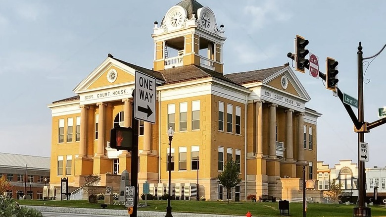 Warrick County Courthouse in Boonville, Indiana