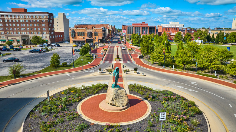 Streetview of buildings and statue in Muncie, Indiana