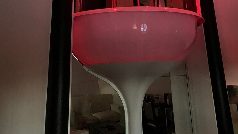 The pink champagne glass bath at Cove Haven