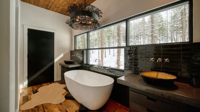 The bath in Paws Up Montana's Tree Haus