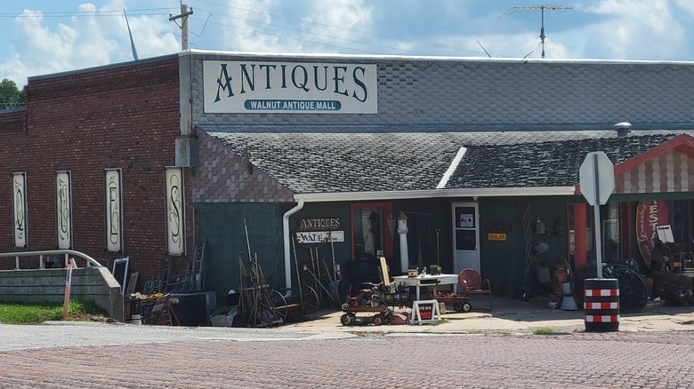 Exterior of Walnut Antique Mall in Walnut, Iowa