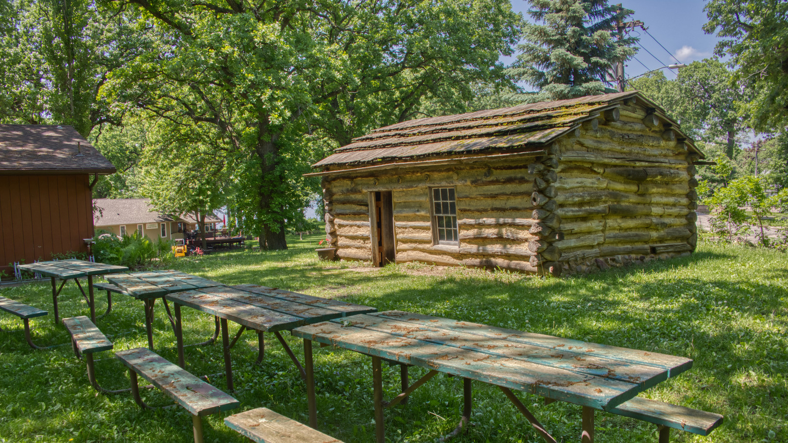 Iowa's Smallest State Park Is An Urban Gem With Scenic Lake Views And A Dark History