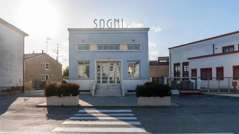 Former bathhouse in Tresigallo, Italy, with a sign that reads "sogni"