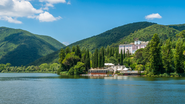 Lago di Piediluco and mountains