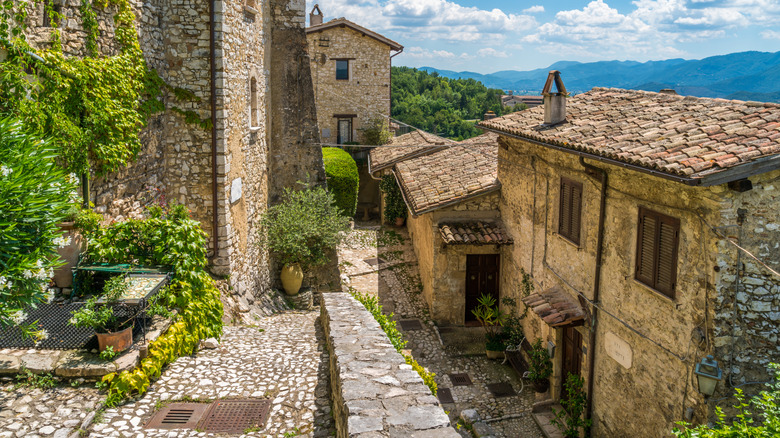stone buildings and cobblestones in Labro