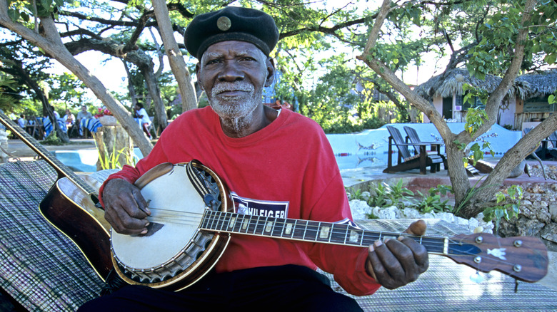 Local man plays banjo at Jakes Hotel in Treasure Beach
