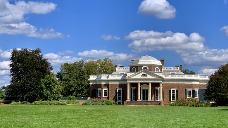 The facade of Monticello in Virginia on a sunny day