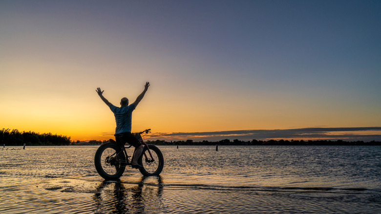 A man with a mountain bike at Boyd Lake State Park, Colorado