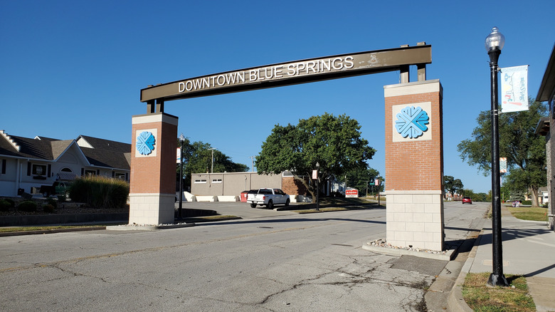 Downtown Blue Springs, Missouri, roadway arch