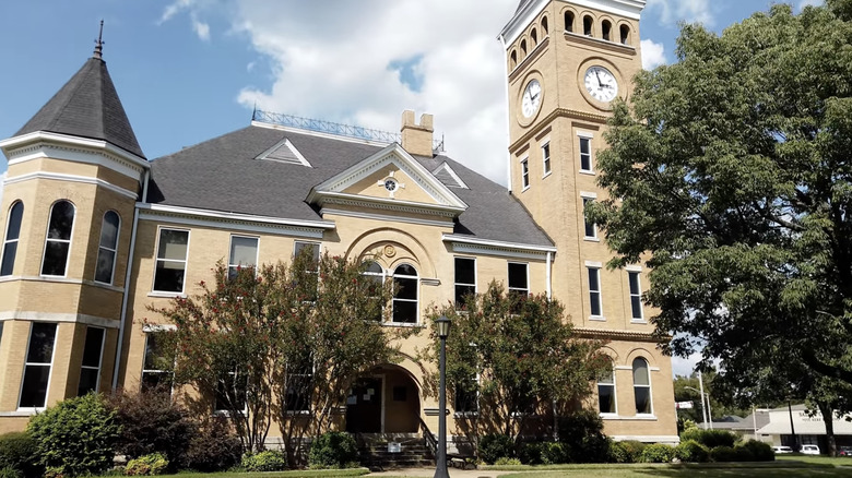 Exterior of Saline County Courthouse on a sunny day