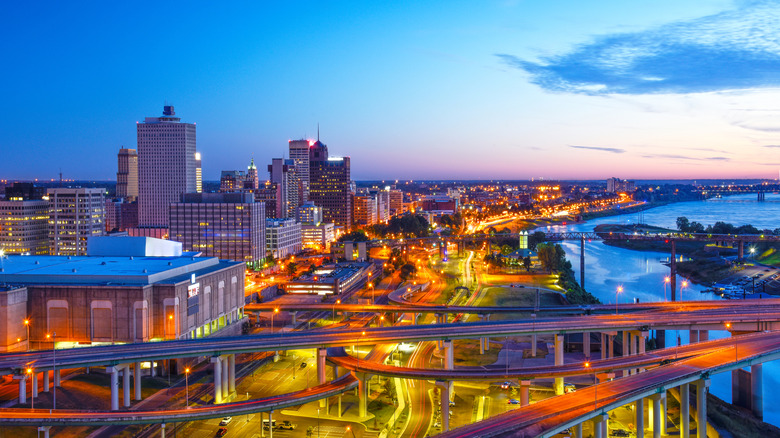 Memphis, Tennessee skyline at dusk