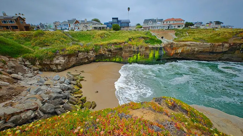 Homes on the cliffs around Pyramid Park, CA