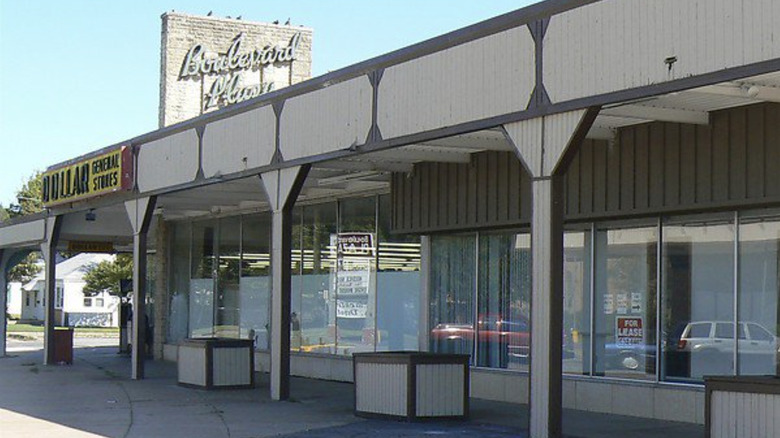 Boulveard Plaza Dollar General Store empty storefront
