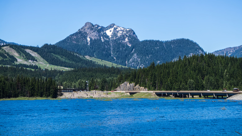 Picture of Keechelus Lake in Washington with the snow capped mountains in the backdrop.