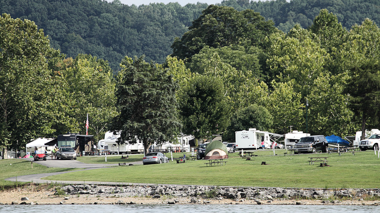 campers parked on the shores of Green River Lake State Park