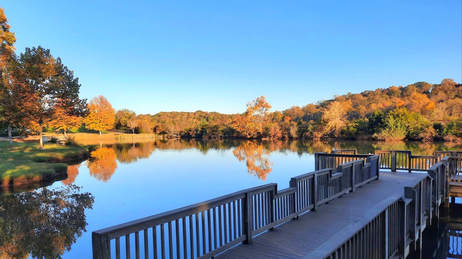 Knoxville's Peaceful Suburb Is A Tennessee Gem With Lake Fun, Scenic Trails, And A Variety Of Shops