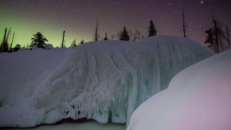 Nitowiak Falls under the northern lights