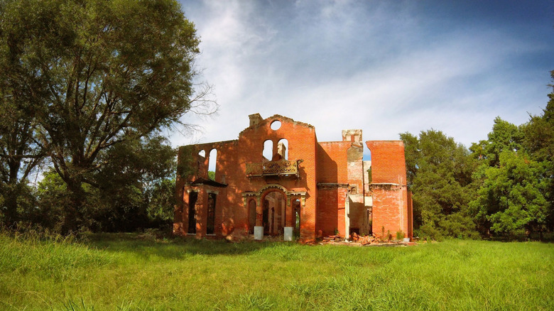 The Mount Holly Plantation by Lake Washington in Mississippi