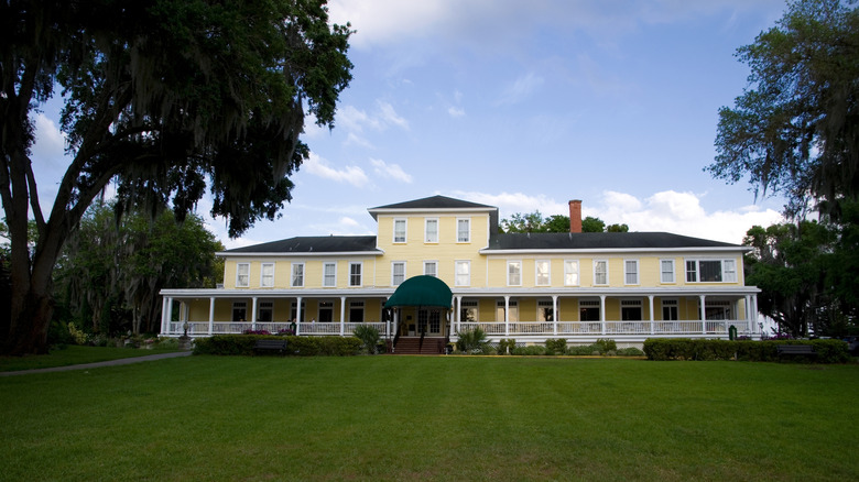 View of the yellow facade of the Lakeside Inn