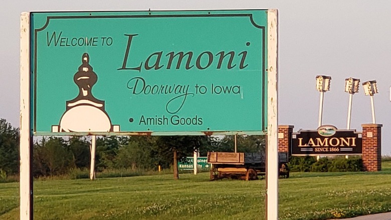 "Welcome to Lamoni" signpost, Iowa