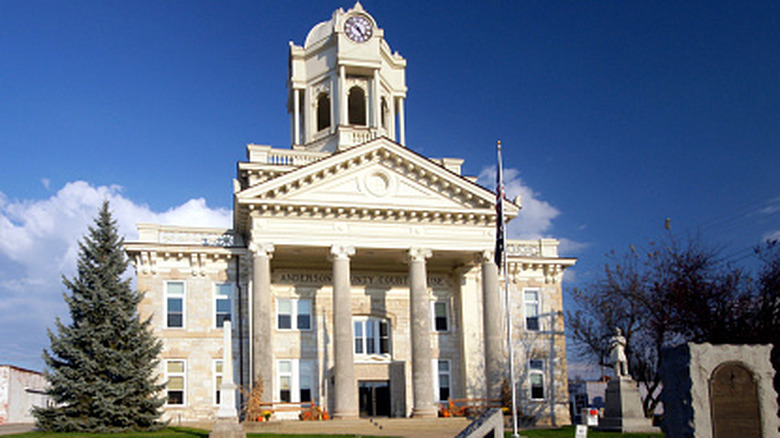 A courthouse with a white exterior in Lawrenceburg, Kentucky