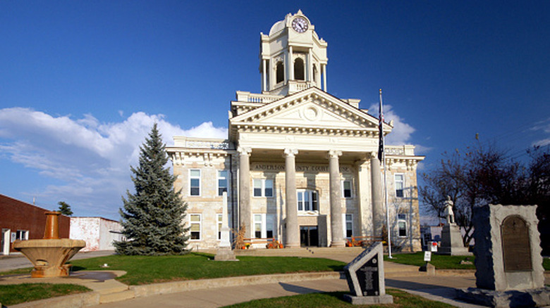 A courthouse with a white exterior in Lawrenceburg, Kentucky