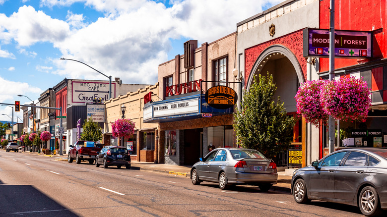 Cars line a street on a cloudy day in downtown Lebanon, OR