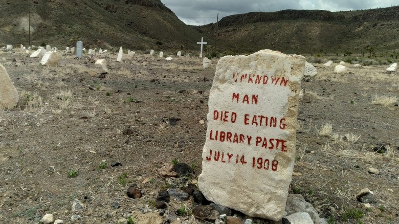 Gravestone that reads "unknown man died eating library paste" in the Goldfield Cemetery
