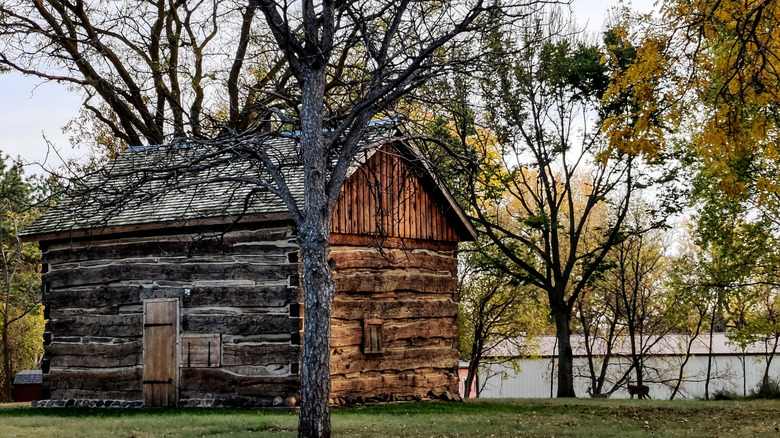 Cabin by the water at Lake Herman State Park