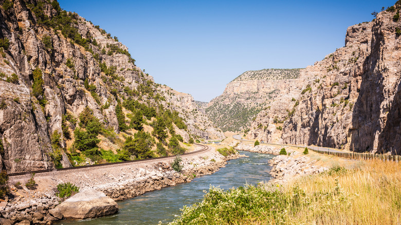 Scenic view of Wind River, railroad tracks, and mountains at Boysen State Park in Wyoming