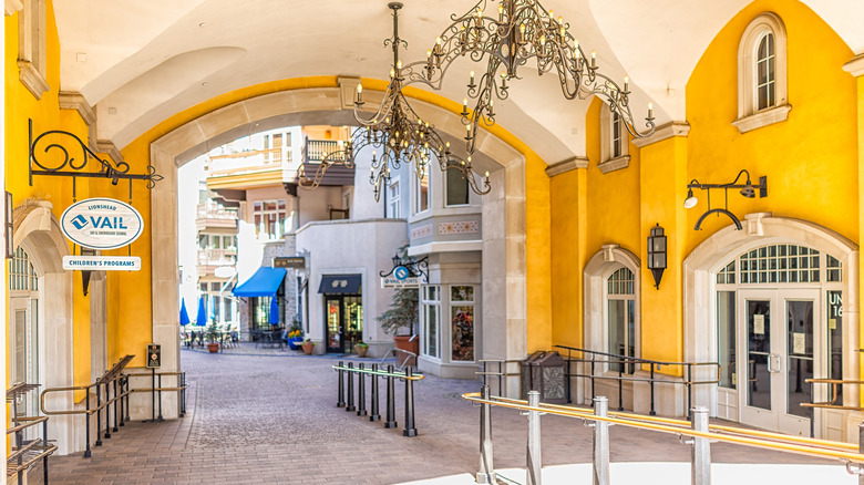 Yellow square leading to the shopping area