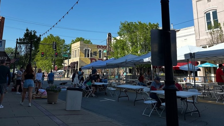 buildings and outdoor tables in Argenta