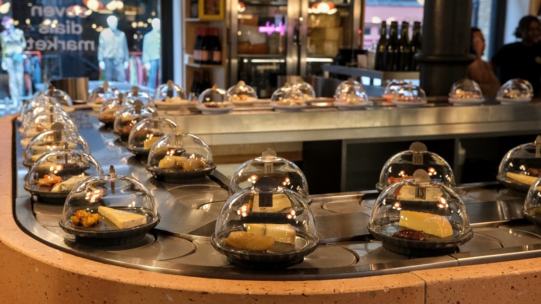 Cheese conveyor belt at Pick & Cheese