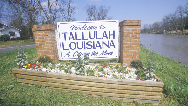 Welcome sign in Tallulah with river running alongside
