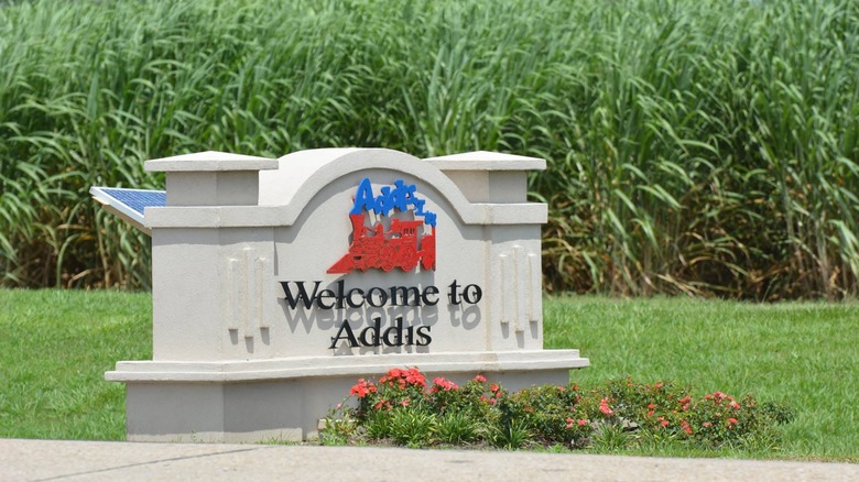 Sign saying "Welcome to Addis" in Louisiana