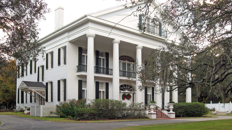 Front view of the Oaklawn Manor in Franklin, Louisiana