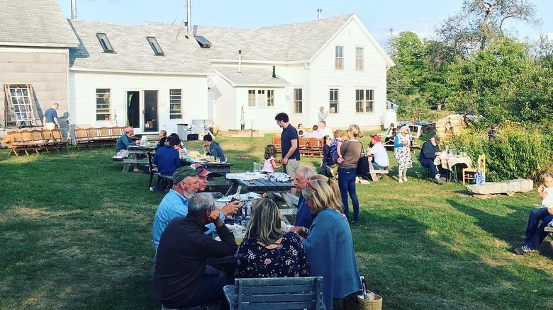 People enjoying food outdoors at Tinder Hearth in Brooksville