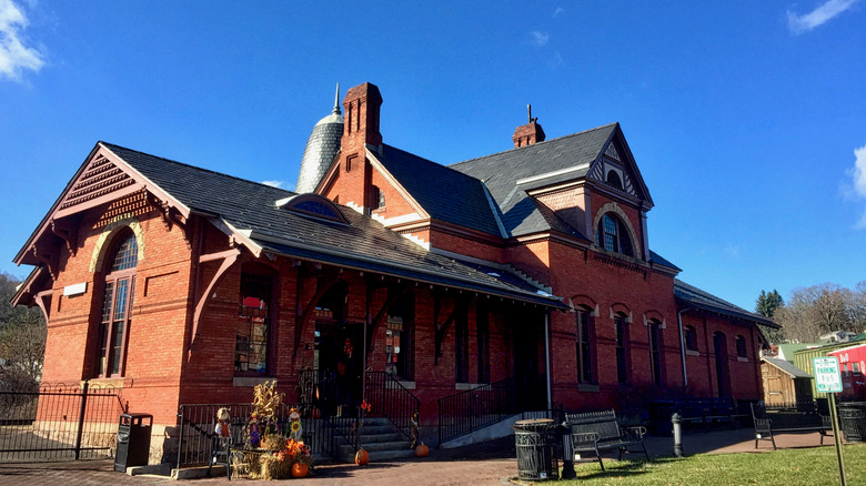 Red brick former Baltimore and Ohio railway station