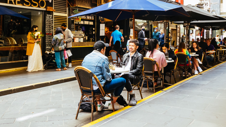 Folks dining in the center of Degraves Street in Melbourne