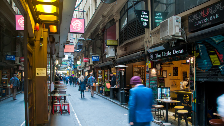 People walking down Degraves Street in Melbourne