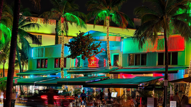 Mango's Tropical Cafe at night