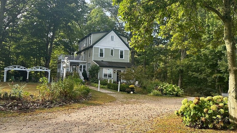 Vinateg Inn at Veritas Estate exterior view from road