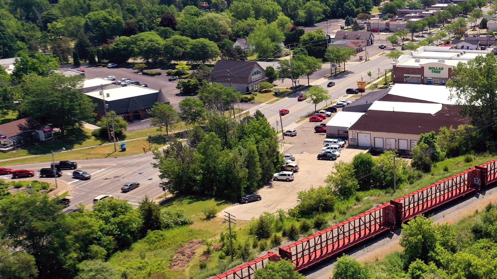 Michigan's Family-Friendly City With Golf, Local Shops, And A Museum Is Just An Hour From Detroit