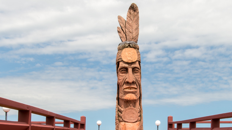 Nee-gaw-nee-gaw-bow, a statue by artist Peter Wolf, next to Sunday Lake in Wakefield