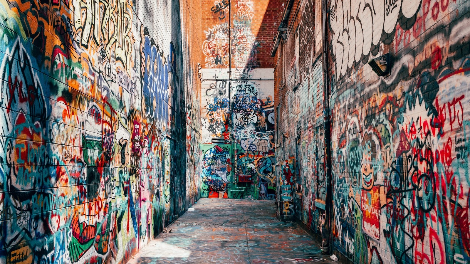 Michigan's Graffiti-Covered Alley In Downtown Ann Arbor Is A Quirky Hidden Gem That Most Tourists Miss - Islands