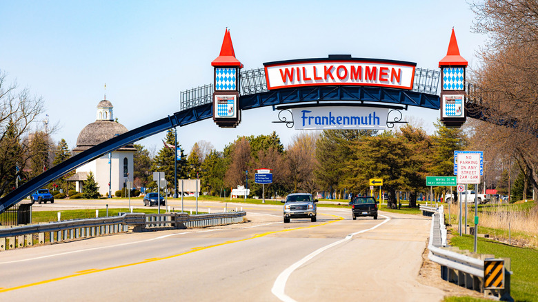 Wilkommen Frankenmuth sign over roadway