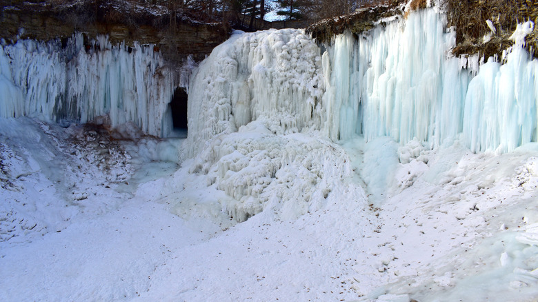 Frozen columns of ice around Minnehaha Falls