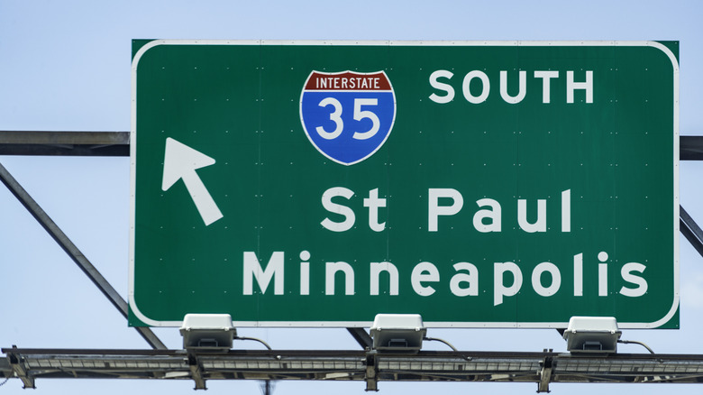 An exit sign off Highway 280 near Minneapolis, MN