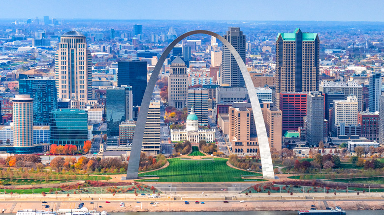 giant arch and skyline of St. Louis, Missouri